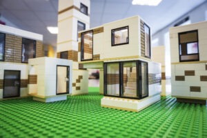 Closeup af fælles konstruktion af LEGO minimodulhuse