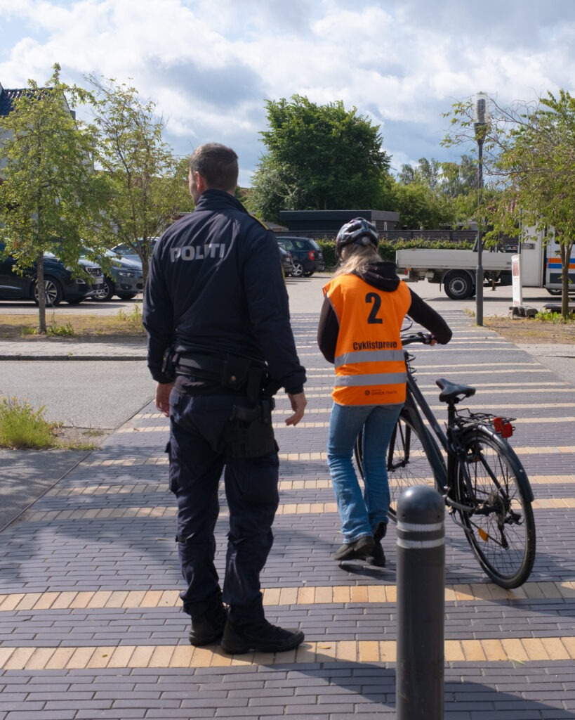 Cykelprøve 6.klasse - politibetjent og elev